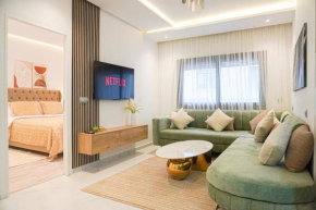 Elegant Beachside Apartment Central Location